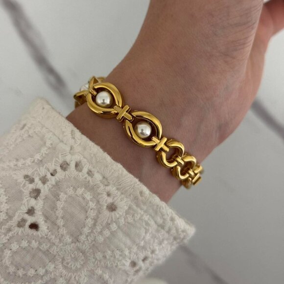 Sku:0312 cute vintage vibe gold mini watch bracelet with white pearls + gift bag